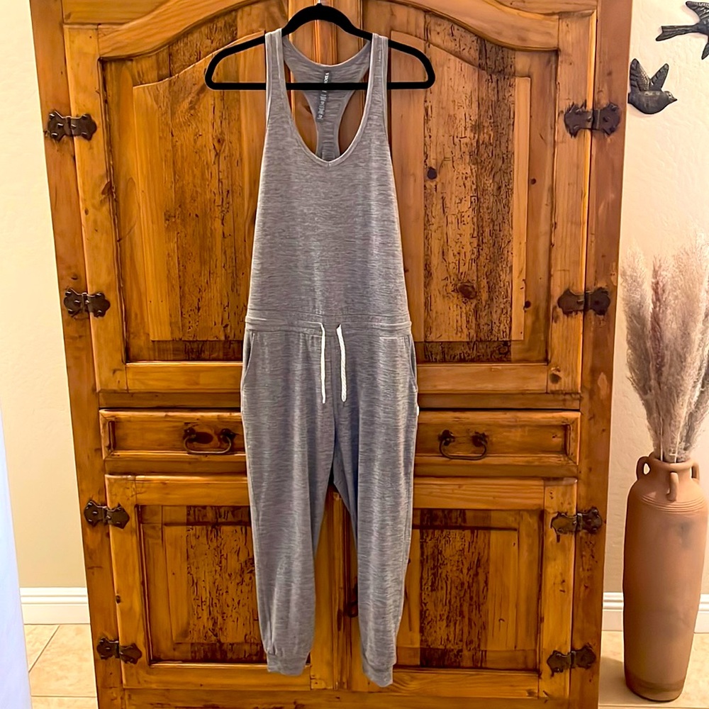 VUORI  Lux Jumpsuit size small in heather gray